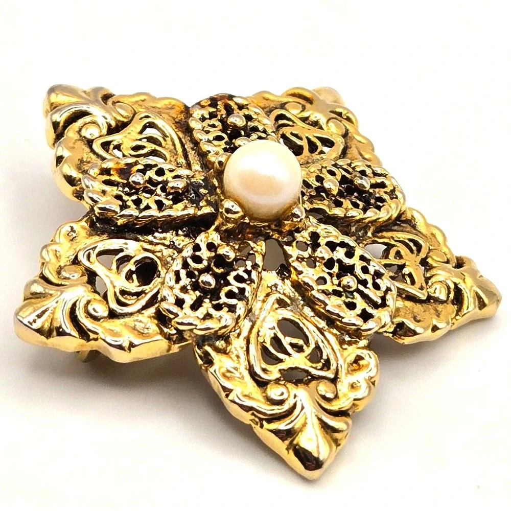 Vintage‎ 1950s Gold Tone Filigree Brooch with Genuine Cultured Pearl Flower